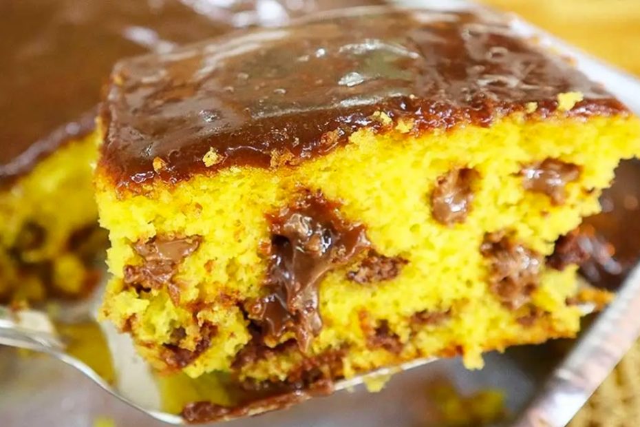 Bolo de cenoura trufado com cobertura de brigadeiro para deixar todo mundo com água na boca