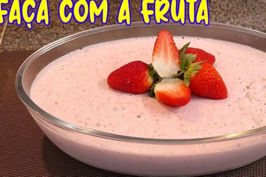 Mousse de morango cremoso usando a própria fruta ótima sobremesa para seu Natal