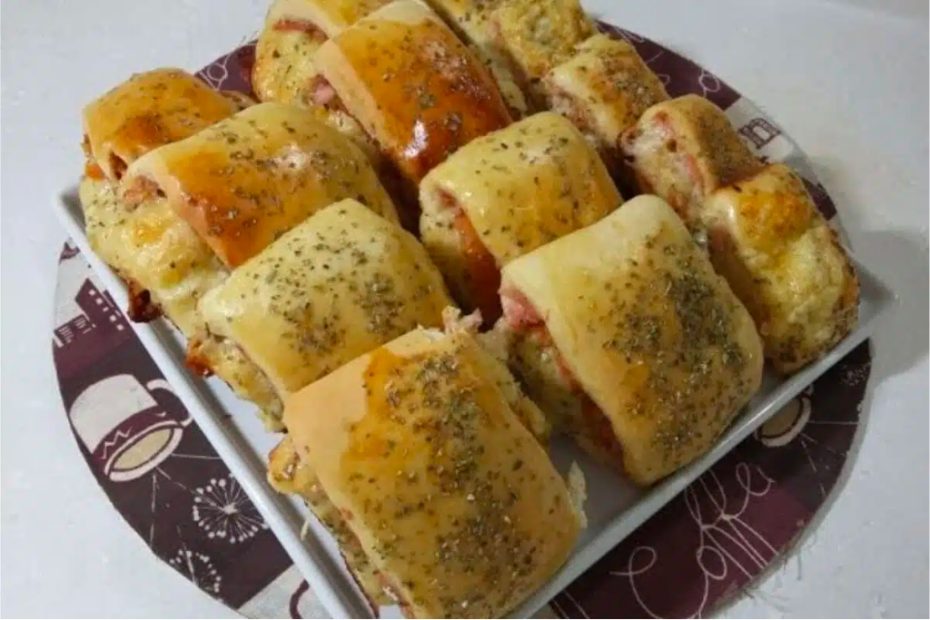 Pãozinho de presunto e queijo um salgado assado perfeito igualzinho de padaria e lanchonete